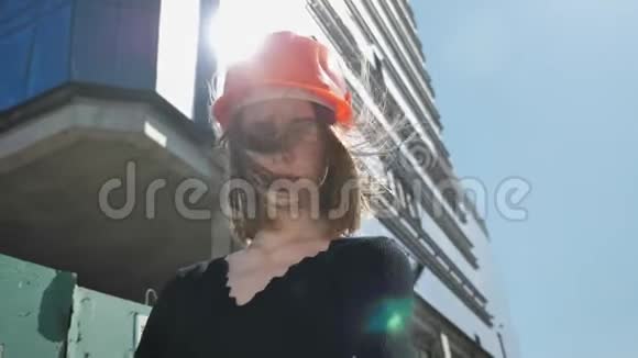夏季白天年轻的女建筑工人用双臂交叉站立建筑理念城市理念视频的预览图