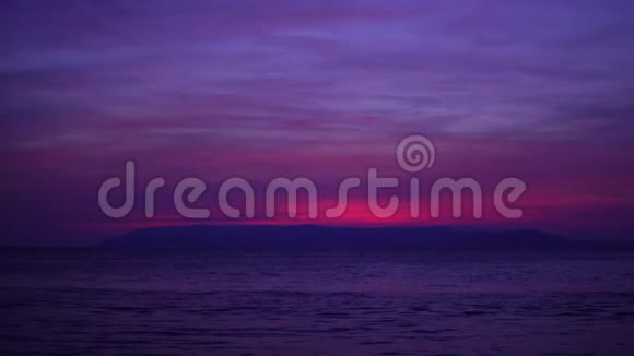 秋天的傍晚海面上的红日落视频的预览图