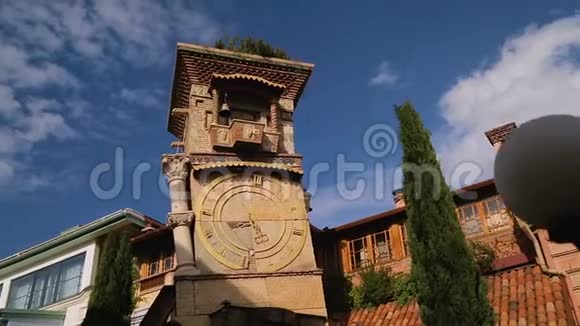 第比利斯钟楼和雷佐加布里泽木偶剧院独特的纪念碑和艺术视频的预览图