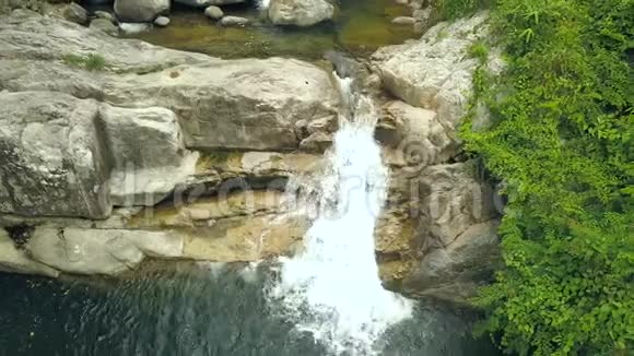 瀑布在野生热带雨林无人机视野中流动山瀑布和湖泊空中景观流动的水流视频的预览图