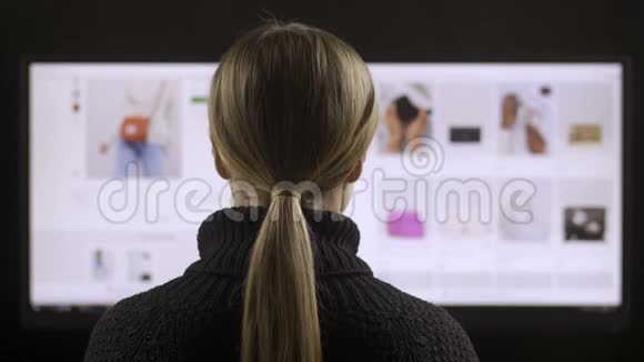 女子在网上购买宽屏电脑视频的预览图