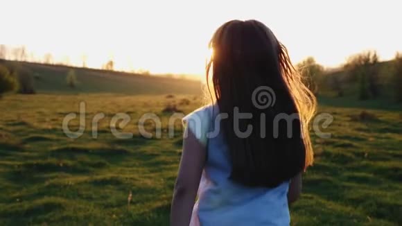 日落时分小女孩从镜头前跑开视频的预览图