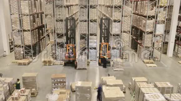 装载机和叉车运输集装箱在大型现代仓库时间间隔视频的预览图
