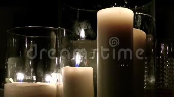 闪烁的蜡烛布置视频的预览图