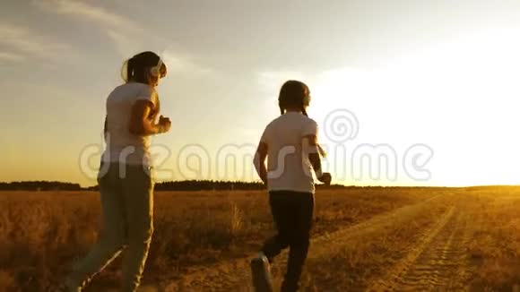 十几岁的女孩戴着耳机在农村慢跑年轻女孩正在日落时分训练和倾听视频的预览图