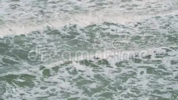 大风天强烈的波浪撞击视频的预览图