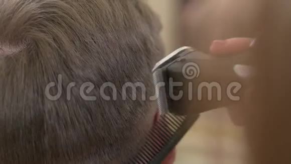 理发师的手在工作视频的预览图