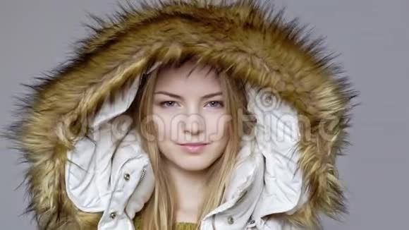 穿暖和的冬衣的女人带毛罩视频的预览图
