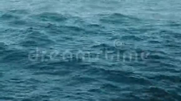 观看水中深蓝色波浪视频的预览图