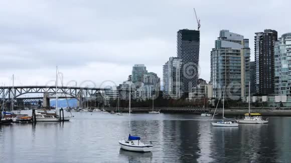 加拿大温哥华的时代桥和摩天大楼视频的预览图