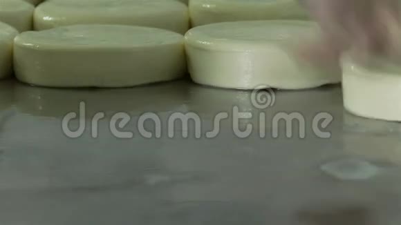 软奶酪的生产视频的预览图