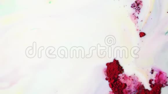 五颜六色的混合粉末在白色液体表面上有五颜六色的污渍五颜六色的概念特写镜头视频的预览图