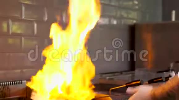 把厨子关在厨房餐厅用明火炒肉视频的预览图
