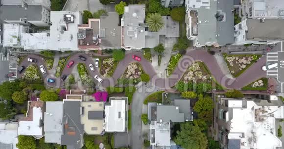 Lombard街上的行人和汽车视频的预览图