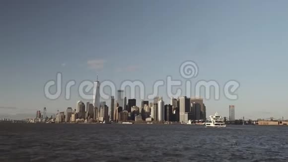 纽约市中心曼哈顿下城的金融摩天大楼拍摄于下午晚些时候的南河视频的预览图