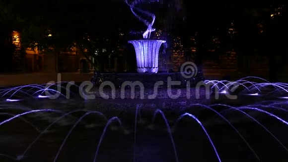 保加利亚索非亚总统府前的科鲁富喷泉晚上视频的预览图