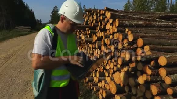 伐木工人检查木桩视频的预览图