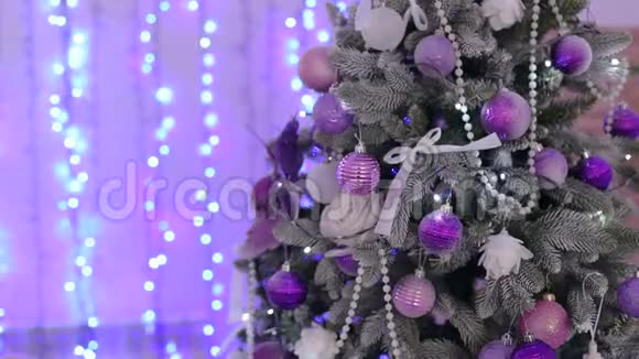 带紫色气球的圣诞树新年博克视频的预览图