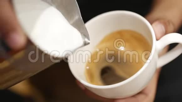 把牛奶倒入一杯浓咖啡中特写镜头库存录像视频的预览图