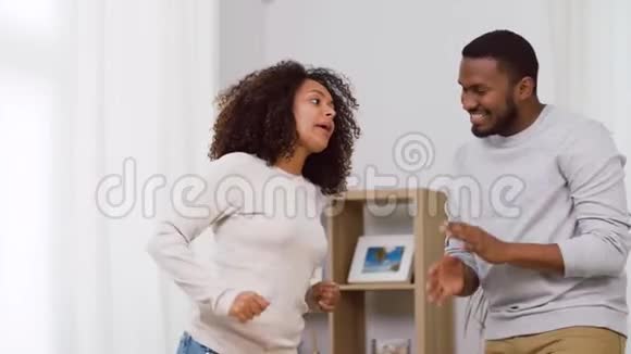 快乐的非裔美国夫妇在家跳舞视频的预览图