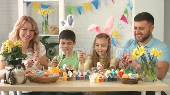 两个孩子在复活节彩蛋上的幸福家庭画像视频的预览图