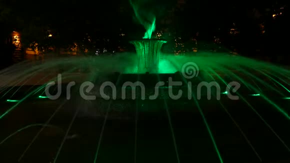 保加利亚索非亚总统府前的科鲁富喷泉晚上视频的预览图