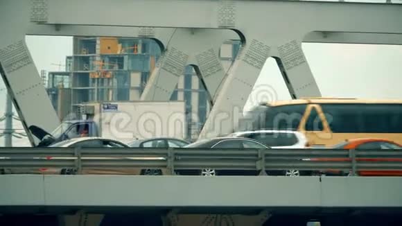 城市汽车桥上的交通Telephoto镜头平底锅视频的预览图