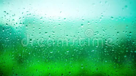窗户上的雨滴时光流逝视频的预览图