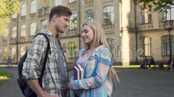 帅哥在大学附近和漂亮的金发女郎调情同学见面视频的预览图