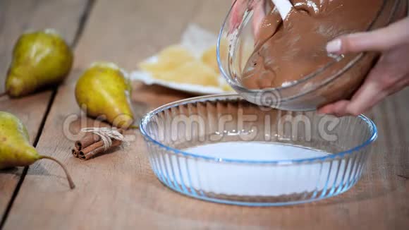 女厨师手把面糊倒入烤盘中用梨做巧克力派视频的预览图
