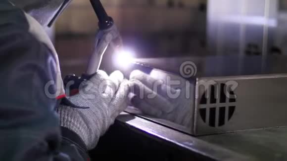 氩焊生产制造用防护面罩的工业工人视频的预览图