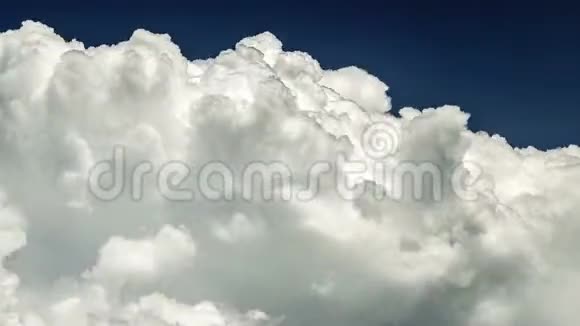 三维白云的风暴运动就像蓝天上的背景视频的预览图