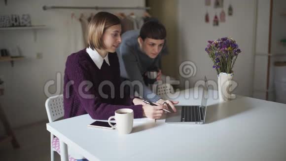 年轻女子坐在桌子旁在键盘笔记本上打字女商人视频的预览图