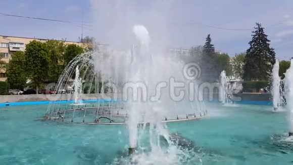 城市里清凉的喷泉夏季公园的喷泉景观设计视频的预览图