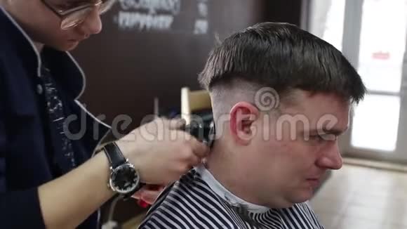 男同志理发师给男客户做时尚发型视频的预览图