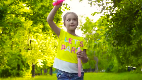 夏天公园玩肥皂泡的快乐女孩视频的预览图