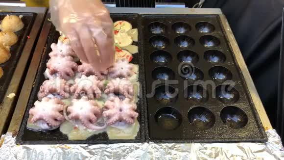 在日本用大乌贼做的街头美食饺子炒小吃这种食物的日本名字高崎视频的预览图