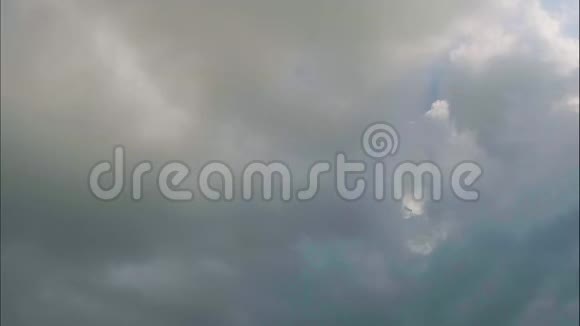 多层云的时间阵随风在天空中移动视频的预览图