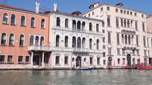 威尼斯的大运河两旁是奢华的威尼斯建筑视频的预览图