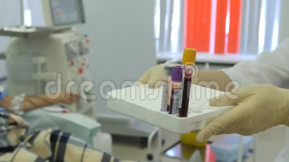 血液透析中心连接一个人视频的预览图