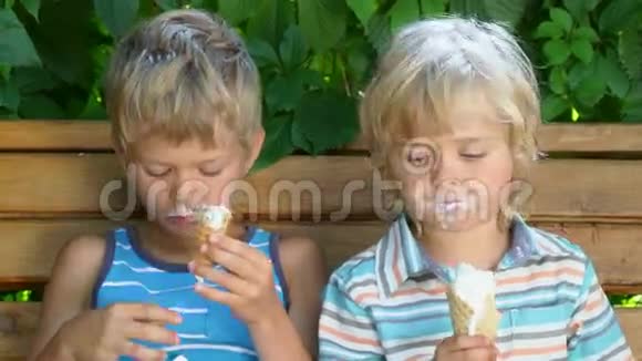 两个小男孩在吃冰淇淋视频的预览图