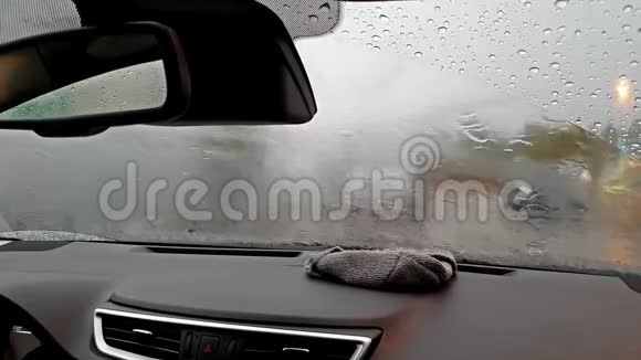 暴风雨中雨滴落在车窗上视频的预览图