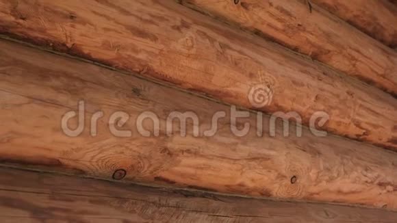 原木墙上的切碎原木在原木屋侧视视频的预览图