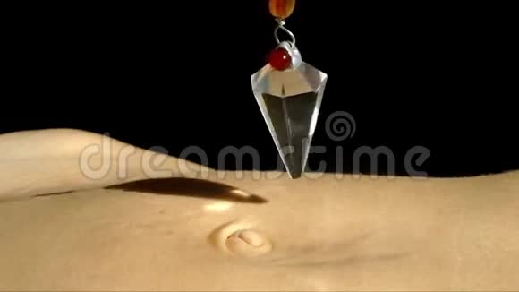 石英水晶摆盘在肚脐上方视频的预览图