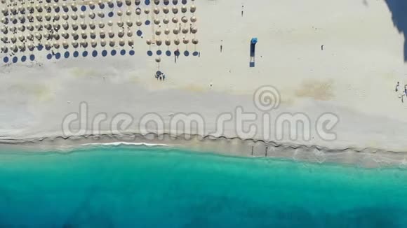 俯视希腊爱奥尼亚海美丽的沙滩视频的预览图