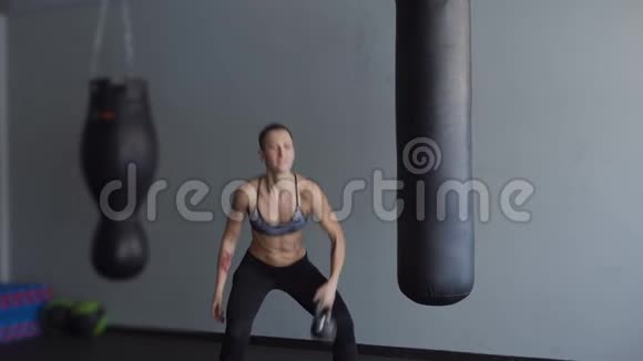 一个肌肉发达的女人在健身房里用弹丸视频的预览图