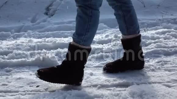 慢镜头女孩的脚在雪地里行走侧视图视频的预览图