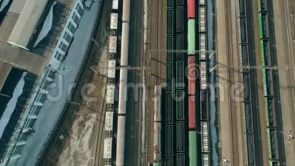 从货车上方飞过火车站从顶部看视频的预览图