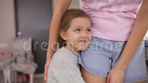 女儿和母亲慢动作地拥抱在家里视频的预览图