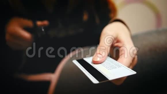 女人用剪刀剪信用卡视频的预览图